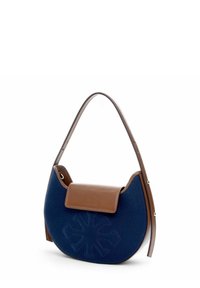 Dunkelblaue Canvas-Schultertasche mit einer Klappe und einem Riemen aus braunem Leder. Auf der Vorderseite befindet sich ein strukturiertes Schneeflockenmuster, das eingeprägt ist.