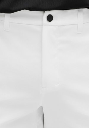 Bílé kalhoty z texturované látky, s černým knoflíkem v pase, rovnými nohavicemi a čistými švy.