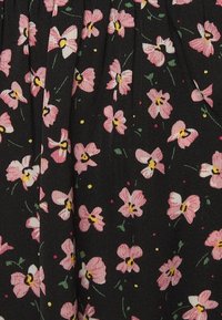 Tessuto nero con un motivo floreale caratterizzato da fiori rosa, centri gialli e foglie verdi. La texture appare morbida con un leggero effetto arricciato.