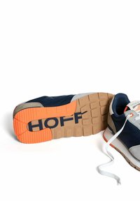 Sneaker blu navy con dettagli grigi e arancioni, dotato di una suola in gomma testurizzata con il logo "HOFF" e lacci bianchi.
