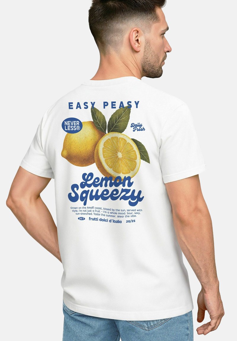 Weißes T-Shirt mit einem grafischen Design von Zitronen und grünen Blättern. Der Text lautet "Easy Peasy Lemon Squeezy" in Blau. Kurzärmlig, lässige Passform.