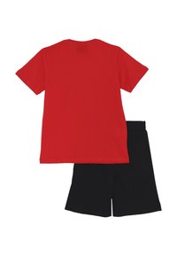 T-shirt rossa in cotone con maniche corte e pantaloni corti neri. La t-shirt ha un collo rotondo; i pantaloni hanno un elastico in vita. Design semplice.