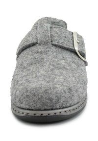 Slipper grigio in feltro con punta arrotondata, cinturino regolabile e dettaglio di fibbia argentata. Presenta una superficie testurizzata e una suola in gomma nera.