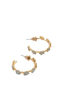 Goldene Creolenohrringe mit kleinen blauen Blumenakzenten. Sie verfügen über ein strukturiertes Design und einen standartmäßigen Stecker. 