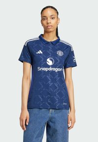 Maillot Adidas bleu marine avec un motif subtil, comportant un col, des rayures blanches sur les manches et le logo "Snapdragon" au centre.