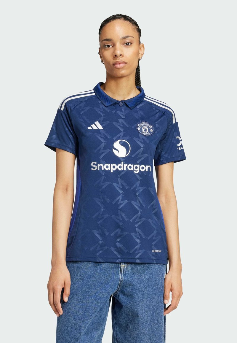 Maillot Adidas bleu marine avec un motif subtil, comportant un col, des rayures blanches sur les manches et le logo "Snapdragon" au centre.