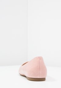 Ballerine in ecopelle rosa con punta arrotondata, texture liscia e suola in gomma bassa e flessibile. Design minimalista senza ulteriori decorazioni.