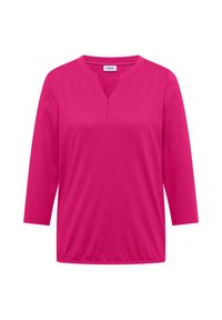 Chemise rose vif à manches longues avec un col rond et une fente à l'avant, en tissu léger, présentée sur un fond blanc uni.