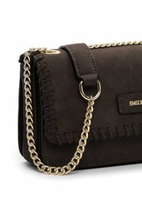 Brun ruskinds crossbody taske med guld kædetras, prydet med syning detaljer og rektangulær form. Inkluderer et mærkenavn plade.