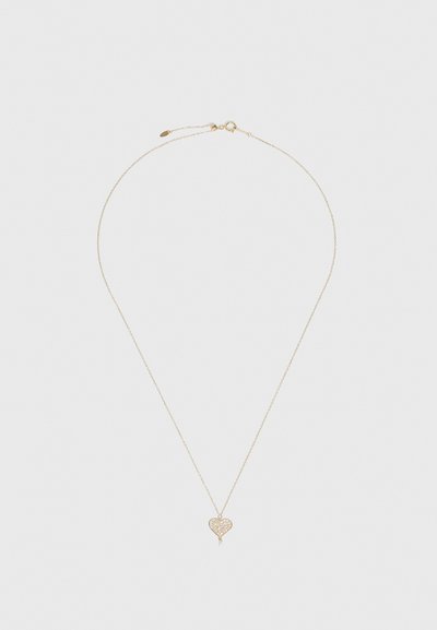 Zelta toņa kaklarota ar delikātu ķēdi un sirds piekariņu, kas izceļas ar teksturētu dizainu un mazu karājošu akcentu.