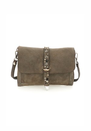 Borsa a pochette in pelle marrone con chiusura a scatto magnetico, decorata con borchie decorative su una cintura centrale, con un'accento in metallo argentato.
