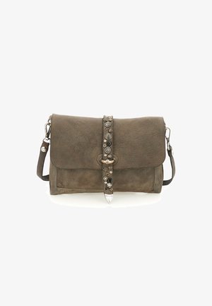 Borsa a pochette in pelle marrone con chiusura a scatto magnetico, decorata con borchie decorative su una cintura centrale, con un'accento in metallo argentato.