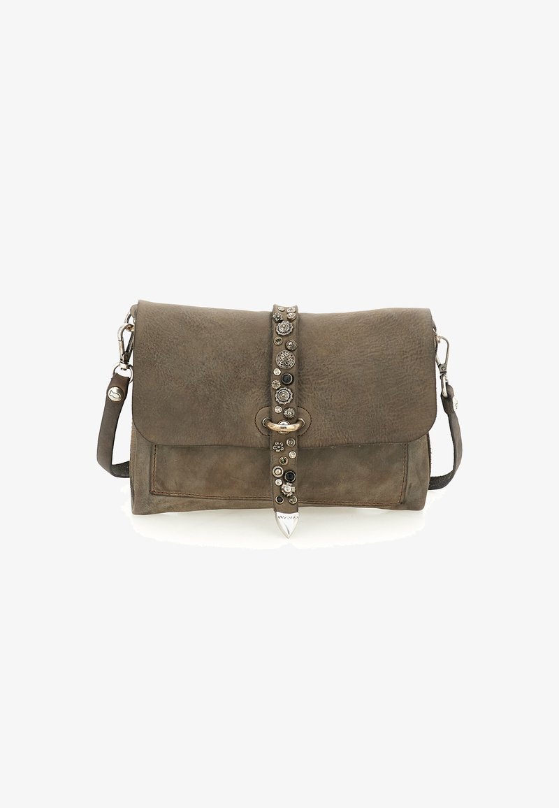 Borsa a pochette in pelle marrone con chiusura a scatto magnetico, decorata con borchie decorative su una cintura centrale, con un'accento in metallo argentato.