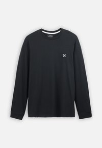 Camiseta negra de manga larga hecha de algodón. Presenta un escote redondo, ribete interior blanco en el cuello y un pequeño logo blanco en el lado izquierdo del pecho.