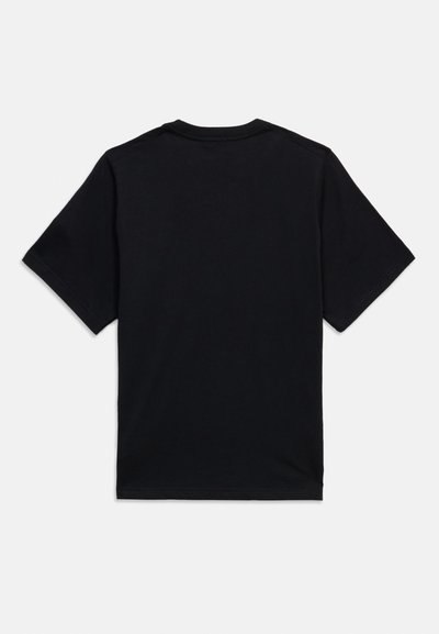 Απλό μαύρο κοντομάνικο μπλουζάκι, εμφανιζόμενο από πίσω, με στρογγυλή λαιμόκοψη και χωρίς ορατά λογότυπα ή σχέδια.