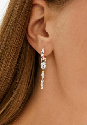 Srebrna obročasta uhani z barvnimi kamni, cvetličnim poudarkom in visečimi perlicami, vključno z biserom in dvema manjšima kroglicama v pastelnih odtenkih.