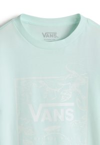 Mintgrünes Baumwoll-T-Shirt mit klassischer Passform, das eine weiße Grafik von Dinosaurierskeletten in einem rechteckigen Rahmen zeigt.