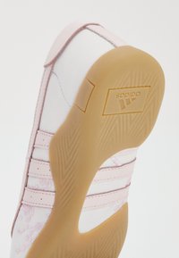 Sapatilha rosa e branca com bordados florais, sola de borracha e riscas horizontais em material suave. Apresenta sola de borracha com marca.