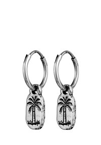 Silverfärgade hoopsringar med en palmtreedesign på en rektangulär charm. Ytan är polerad med svarta gravyrdetaljer.
