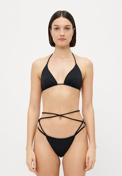 Sort bikini med en trekantet top og krydset stropper. Stof er glat med minimal dækning og et enkelt design.