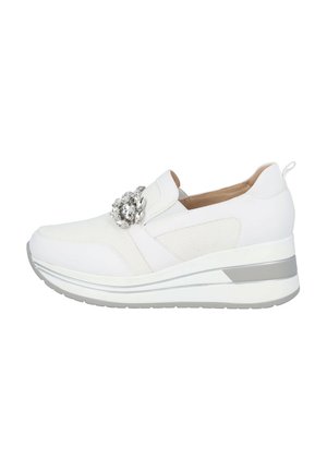 Weißer Sneaker mit einem Obermaterial aus Mesh und Synthetik, dekorativer silberner Verzierung, elastischem Band und gepolstertem Keilsohle.