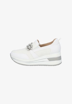 Sneaker bianco con tomaia in mesh e materiale sintetico, decorazioni argentate, fascia elastica e suola a cuneo imbottita.