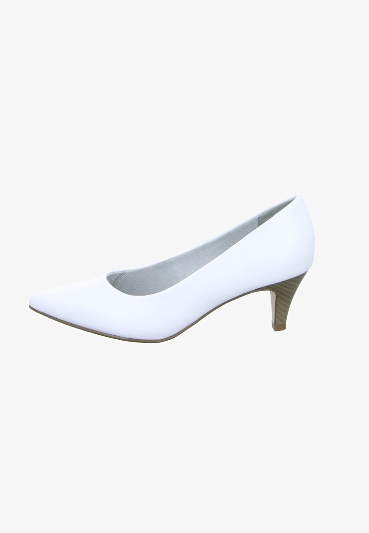 Escarpin blanc à bout pointu avec un talon bas. Texture lisse et design épuré, doté d'une doublure intérieure douce et d'un discret accent de talon beige.