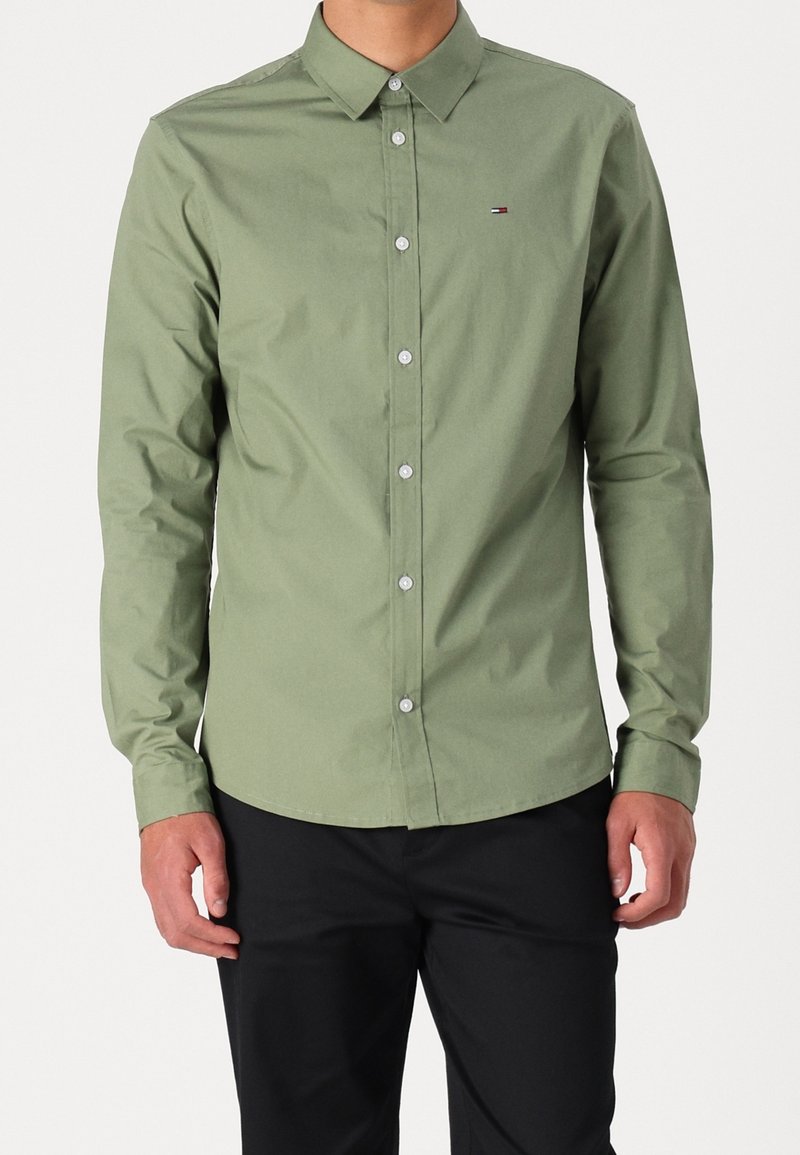 Groen shirt met lange mouwen van een katoenmix, voorzien van een kraag, knopen aan de voorkant en een klein logodetail op de borst. Soepele textuur, aansluitend design.