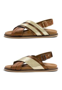 Sandales en cuir marron et or avec des brides croisées, boucle ajustable à la cheville et semelle plate, vues de côté et de face.