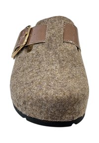Brun filt slip-on sko med en robust sort sål og en brun læderrem med en detalje af guld spænde.