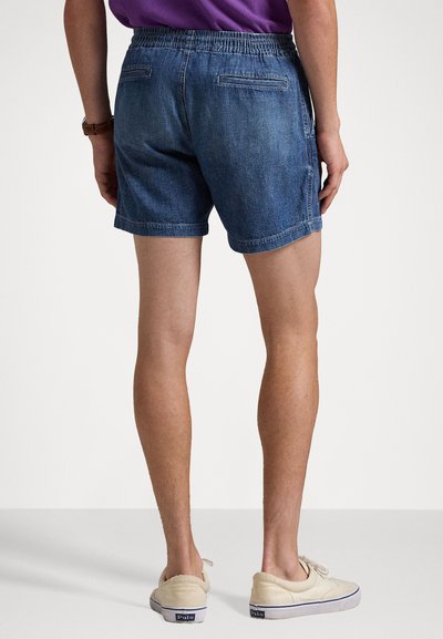Denimshorts med elastisk midjebånd, i en mellomblå vask, med baklommer og en avslappet passform. Brukes med lyse sko.