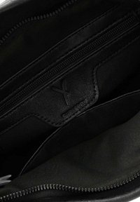 Portafoglio nero con zip realizzato in ecopelle testurizzata e tessuto, dotato di molteplici scomparti e di un accento con logo, con una zip liscia.