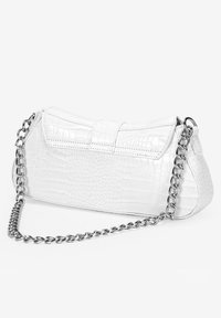 Bolso de mano texturizado en blanco con una correa de cadena plateada. Presenta un cierre superior plano y una base redondeada que le otorgan una forma estructurada.