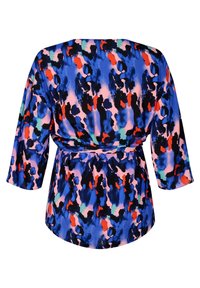 Blusa leggera e colorata con un vivace motivo astratto nei toni del blu, rosa, rosso e nero. Presenta maniche a tre quarti e una cintura con nodo in vita.