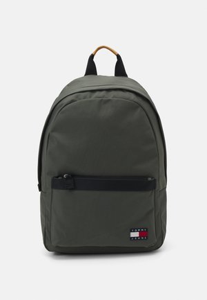 Donkergroene rugzak met voorvak met ritssluiting, zwarte ritssluiting, beige bovenhandvat en Tommy Jeans-logo op de rechterbenedenhoek.