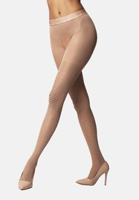 Nude fisknätstrumpbyxor med diamantmönster, halvgenomskinlig textur och en slät midjeresår, kombinerade med matchande högklackade skor.