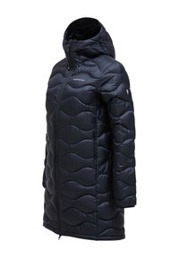 Padded čierna bunda s kapucňou, s vlnkovým vzorom, celkovým zipsom a bočnými vreckami. Vyrobená z lesklého, ľahkého materiálu.
