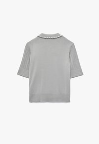 Suéter corto de manga corta en gris tejido, con cuello que presenta acentos de perlas, mangas con textura intrincada y un dobladillo recto.