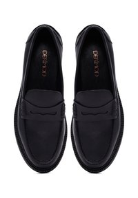 Mocasines de cuero negro con un acabado suave, punta cerrada, costuras decorativas en el empeine y suela de goma para mayor durabilidad.