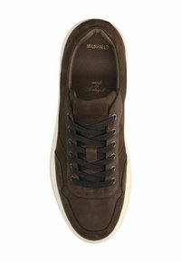 Bruine suède sneakers met een witte rubberen zool, voorzien van donkere veters en verguld reliëfmerk aan de binnenkant. Zachte textuur en rondneus ontwerp.