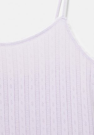 Maiou tricotat mov deschis cu dantelă, bretele duble subțiri și model vertical cu dungi texturate.