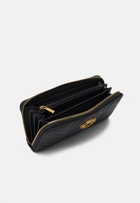 Schwarze, gesteppten Leder Geldbörse mit goldfarbener Reißverschluss und Akzenten. Verfügt über mehrere Fächer und eine strukturierte Oberfläche. Klare und funktionale Gestaltung.