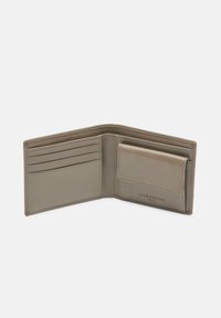 Brązowy skórzany portfel o gładkiej fakturze. Posiada wiele przegródek na karty oraz boczną kieszeń na karty. Obszycia na brzegach i wytłoczone logo.