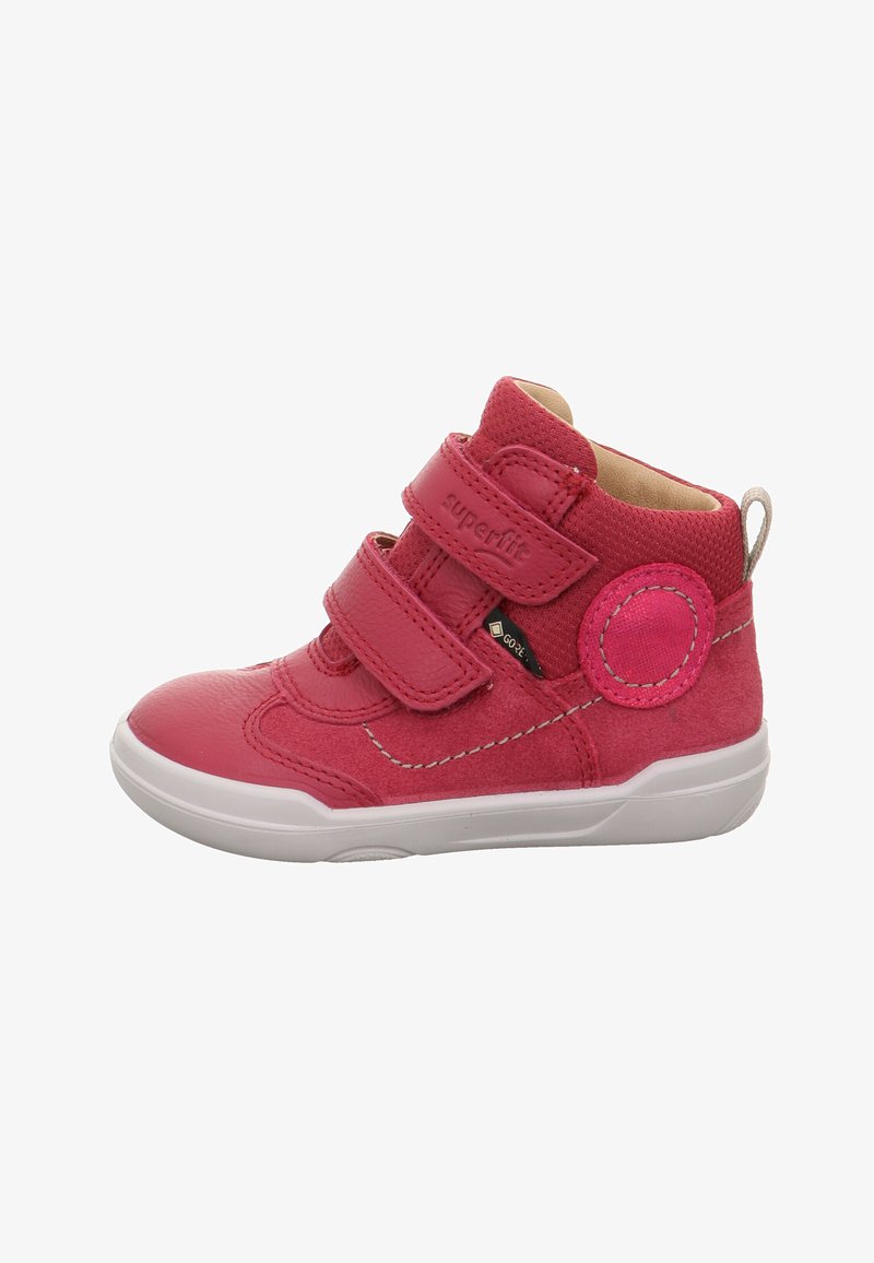 Scarpa mid-top in pelle e suede rosa con doppie fascette in Velcro, suola in gomma bianca e dettaglio circolare accento sul lato.