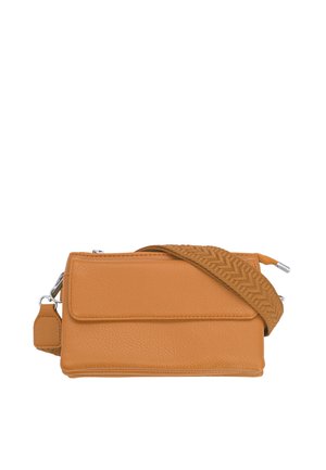 Borsa a tracolla in pelle color cuoio con tracolla in tessuto strutturato e tasca anteriore con patta, fibbie metalliche argentate su sfondo bianco.