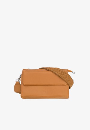 Borsa a tracolla in pelle color cuoio con tracolla in tessuto strutturato e tasca anteriore con patta, fibbie metalliche argentate su sfondo bianco.