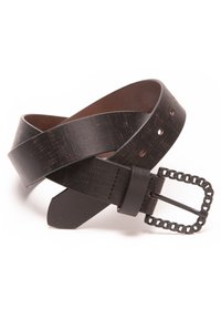 Zwarte leren riem met een gestructureerde afwerking, uitgerust met een kettingklinkgesp en meerdere gaatjes voor maataanpassingen.