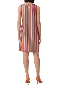 Robe sans manches, de longueur genou, avec des rayures verticales multicolores en orange, rose et blanc. Dispose d'une ouverture en clé dans le dos.