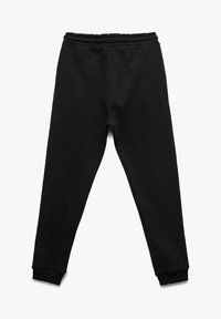Sorte træningsbukser lavet af blødt stof, med elastisk talje, tapered ben og ribbede manchetter. Velegnet til afslappet brug eller træning.
