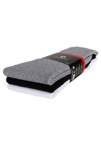 Tre paia di calzini esposti: uno grigio, uno nero e uno bianco. Materiale morbido con una texture a coste. Imballati con un'etichetta nera.